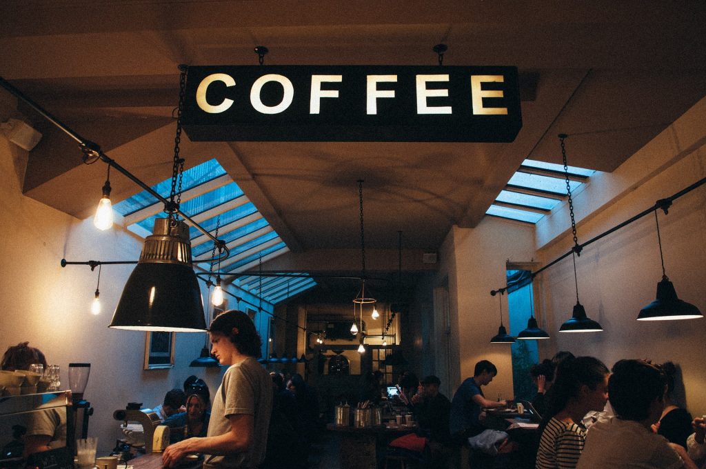 Tertarik Buka Coffee Shop? Pelajari KBLI Usaha Coffee Shop dan Strategi Awal yang Tepat!